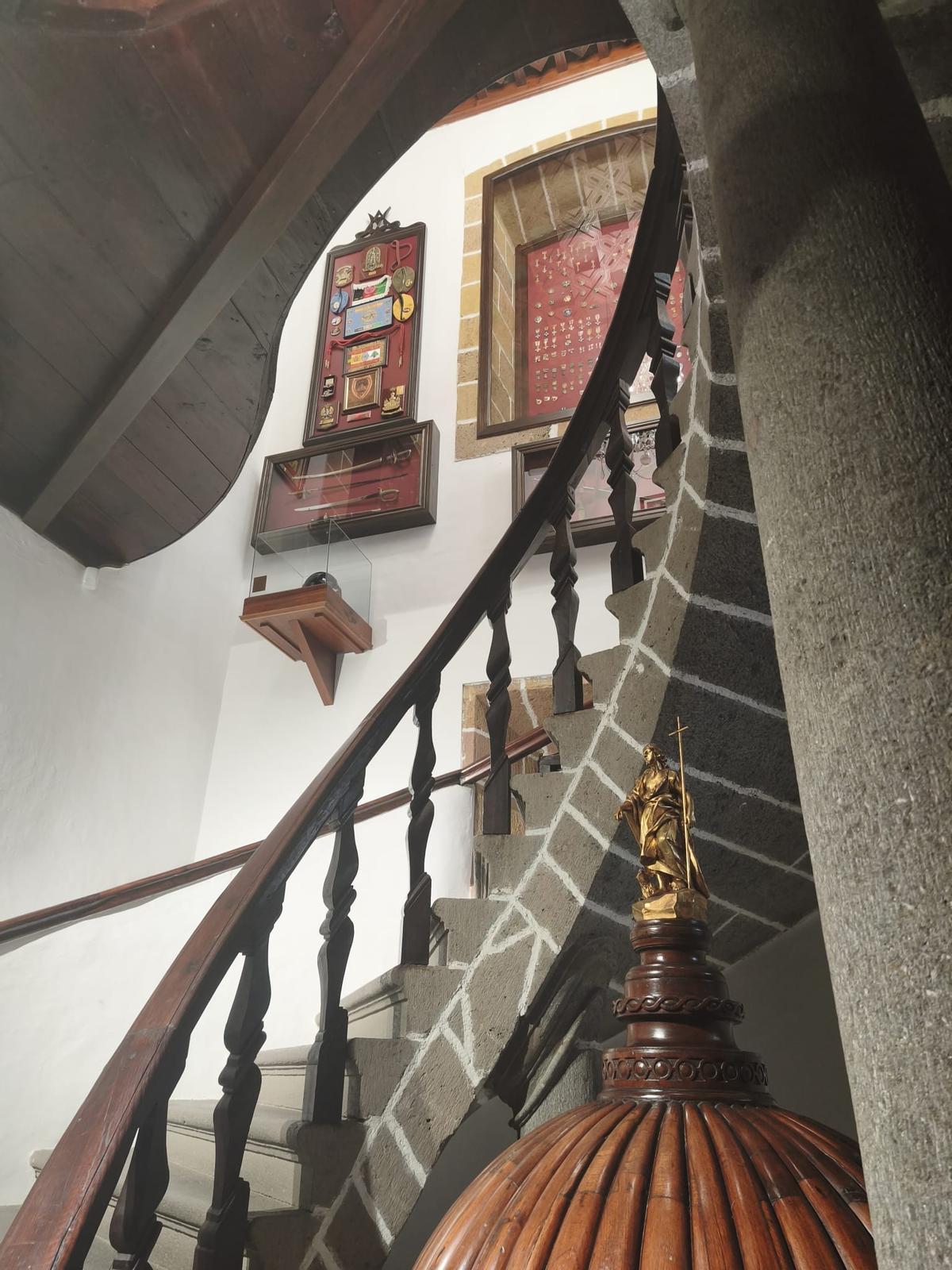 La escalera de caracol por la que se bajaba el trono, con la sala militar arriba y la pila de la ermita original debajo.