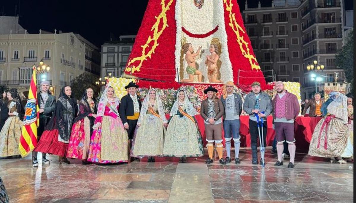 La delegación saguntina en la ofrenda de València.