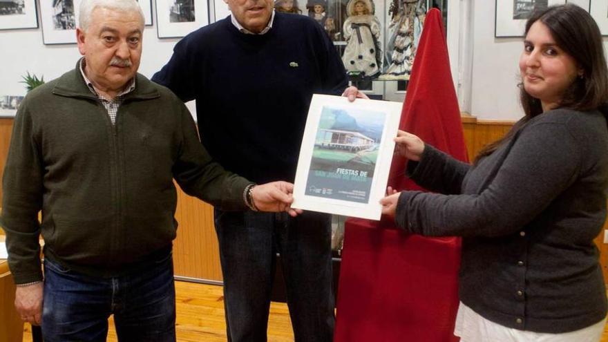 Ramón García Saiz, Belarmino Fernández y Miriam Gonzalez presentan el cartel. miki lópez