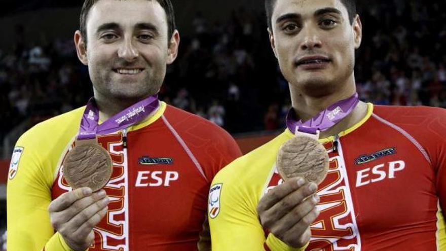 José Enrique Porto y José Antonio Villanueva, con la medalla de bronce. / mikael helsing / efe