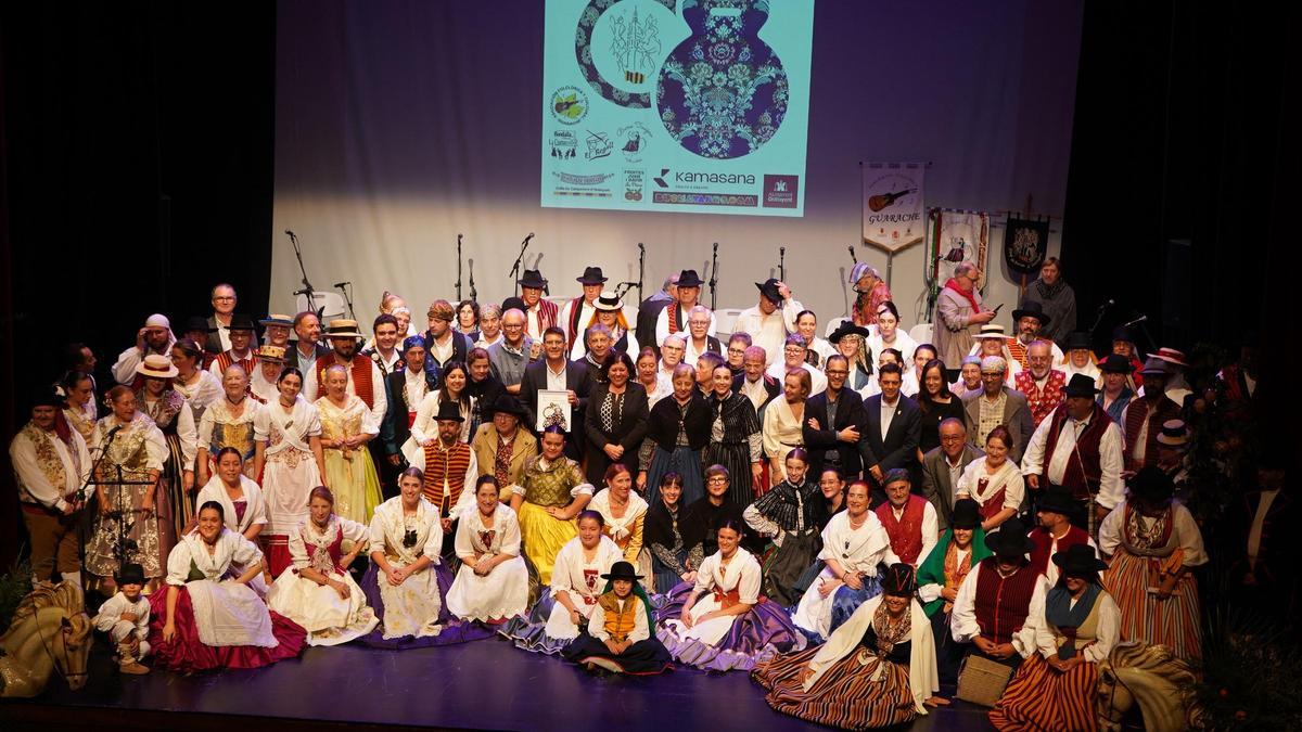 Participantes en el intercambio de danzas tradicionales en Ontinyent.