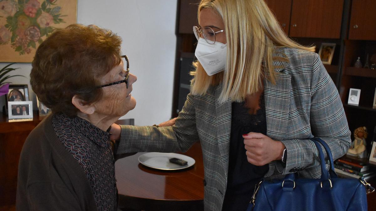 Remedios, de 101 años, con la alcaldesa Irene Navarro.