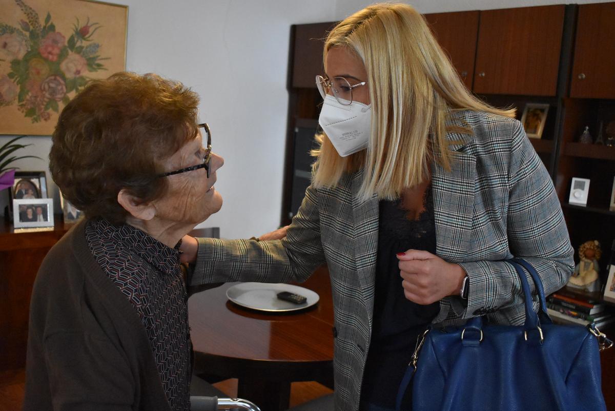 Remedios, de 101 años, con la alcaldesa Irene Navarro.