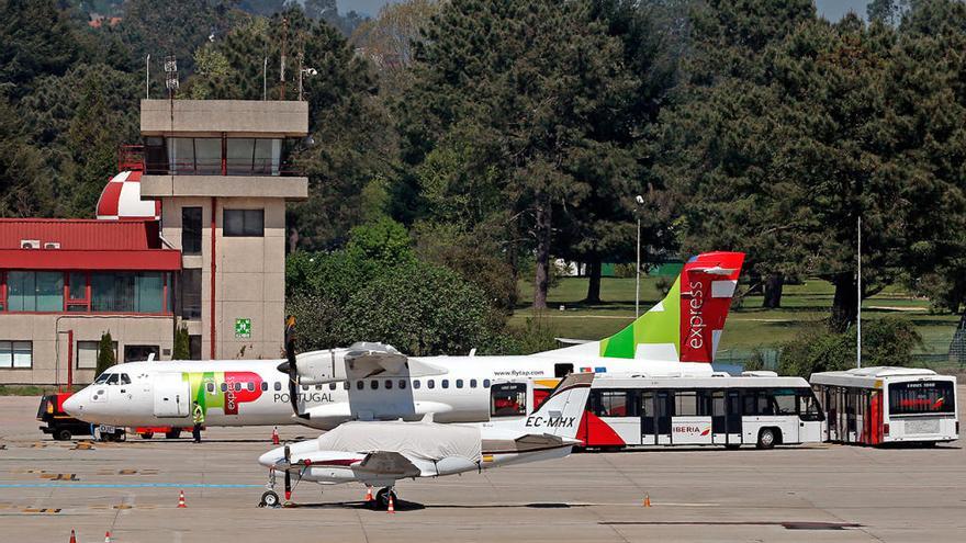 Avión de TAP en el aeropuerto de Vigo // Marta G. Brea