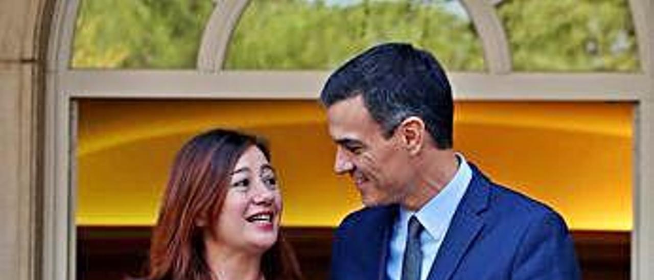 La presidenta de Baleares, Francina Armengol, con el presidente del Gobierno, su compañero de filas en el PSOE Pedro Sánchez.