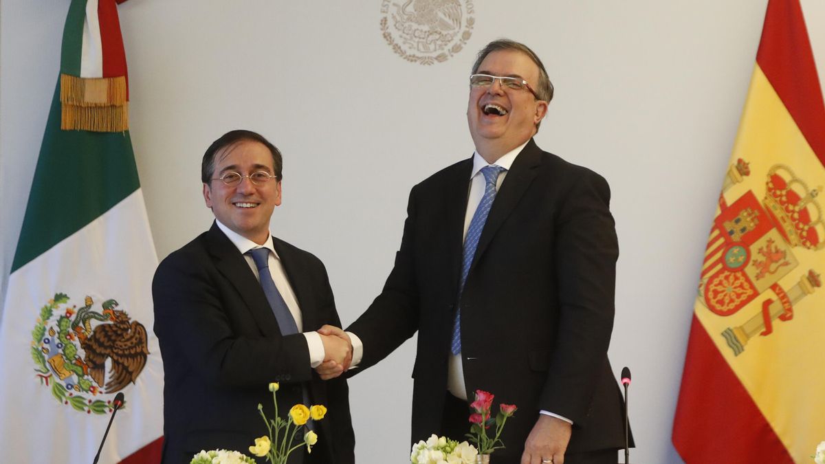 El ministro español de Asuntos Exteriores, José Manuel Albares (i), saluda al canciller mexicano, Marcelo Ebrard.