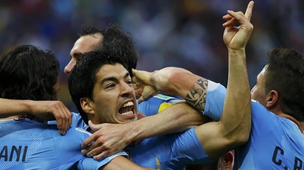 Luis Suárez celebra un gol a Anglaterra al Mundial del Brasil.