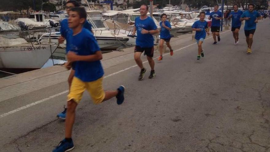 Unas 950 personas tiñen de azul Porto Cristo con motivo de la &#039;10a Cursa Suar és sà&#039;