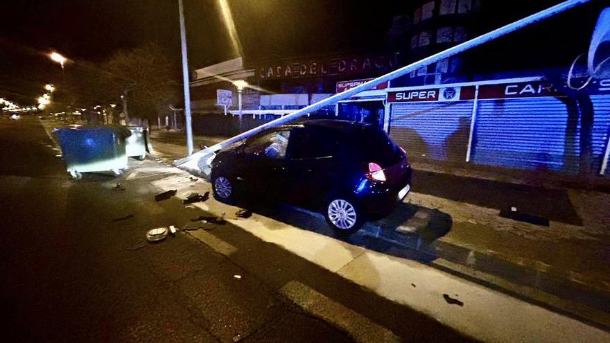 Dos heridos al estrellarse una conductora ebria contra una farola en el Port d&#039;Alcúdia
