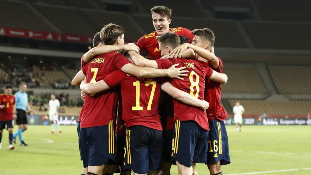 La selección española sub-21 celebra un gol