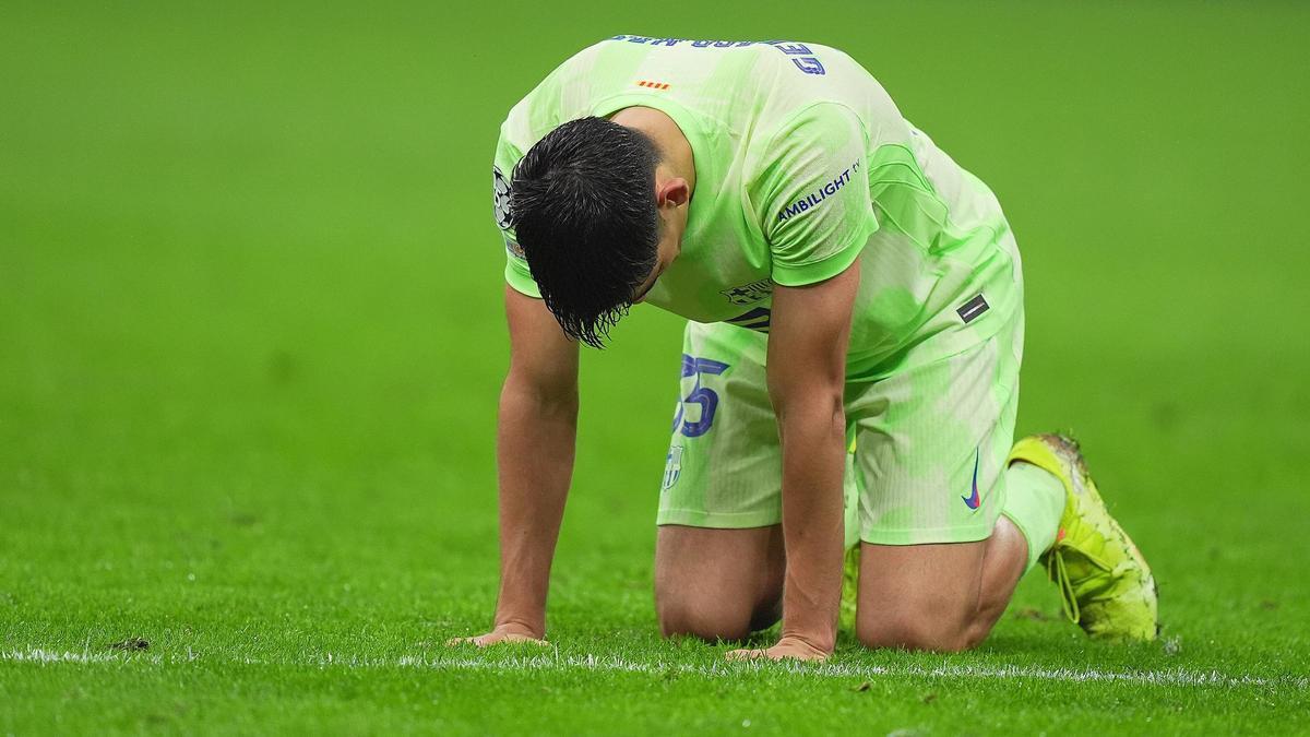Gerard Martín se lamenta tras la eliminación europea del Barça en Milán.