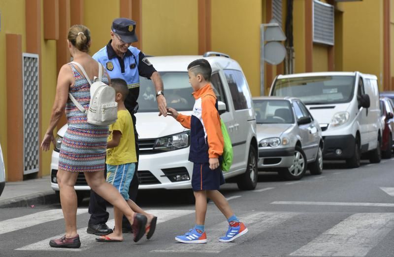 GÁLDAR.  Pepe, policía local de Gáldar, que se ha hecho viral por un vídeo en el que saluda a todos los niños a la entrada del colegio.  | 20/06/2019 | Fotógrafo: José Pérez Curbelo