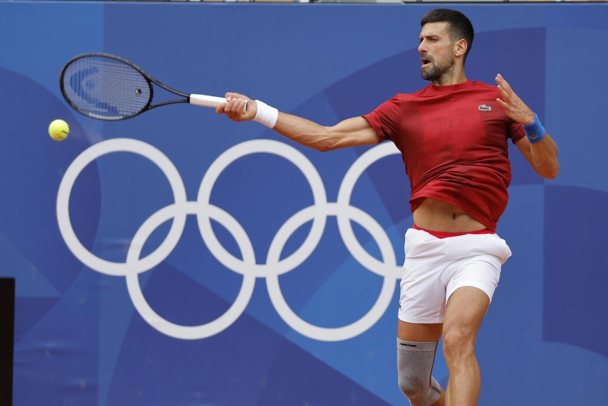 El tenista serbio Novak Djokovic durante un entrenamiento en el marco de los Juegos Olímpicos de París 2024