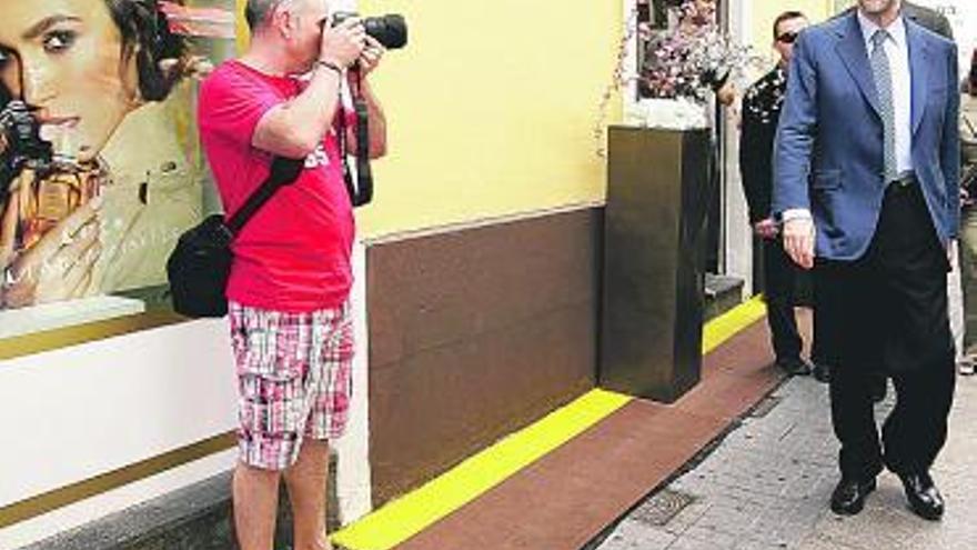 Un turista, fotografiando a Mariano Rajoy, ayer, en Tenerife.