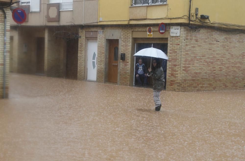 Consecuencias de la tromba de agua caída en Alzira esta pasada madrugada y esta mañana.