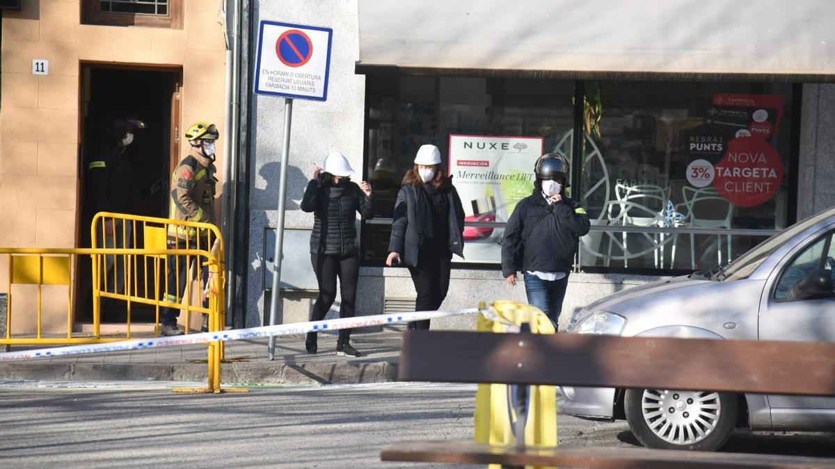 Els veïns afectats per l'incendi del bloc de pisos tornen a l'edifici per recollir objectes personals