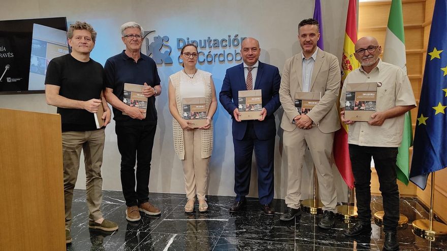 Duque (tercero por la dcha.), Muñoz (segundo) y Sobrino (quinto) en la presentación del catálogo 'Todo lo que brilla'.