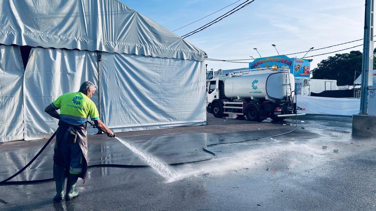 Un operario de Valoriza realiza tareas de limpieza del recinto ferial.