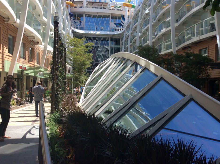 Paseamos por el interior del Harmony of the Seas, el crucero más grande del mundo que hace escala en Málaga.