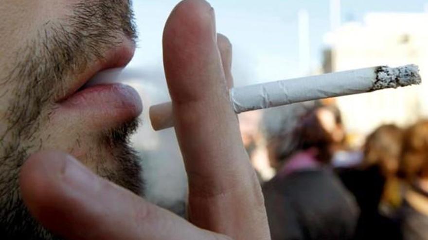 Los españoles siguen fumando y bebiendo más que la media de la OCDE