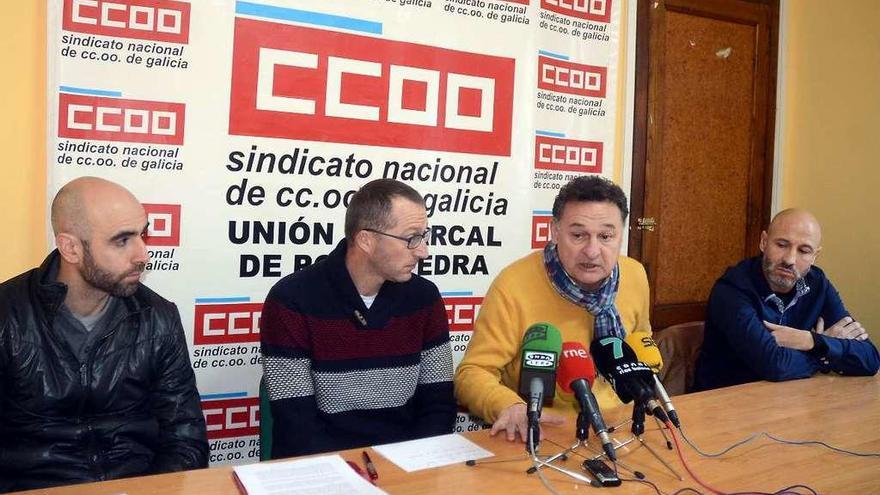 Miembros del comité de empresa y el secretario comarcal de CC OO anuncian las medidas. // Rafa Vázquez