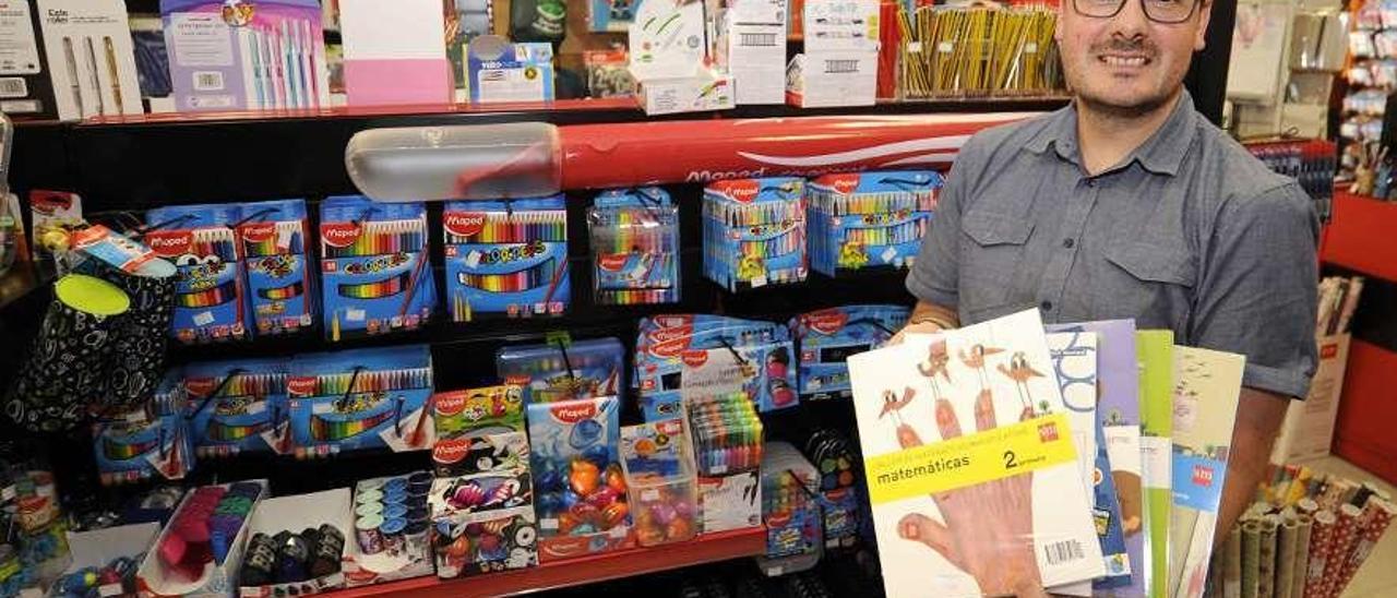 Libros y material escolar en la librería Dalvi de Lalín situada en la calle de Cacharela. // Bernabé/Javier Lalín