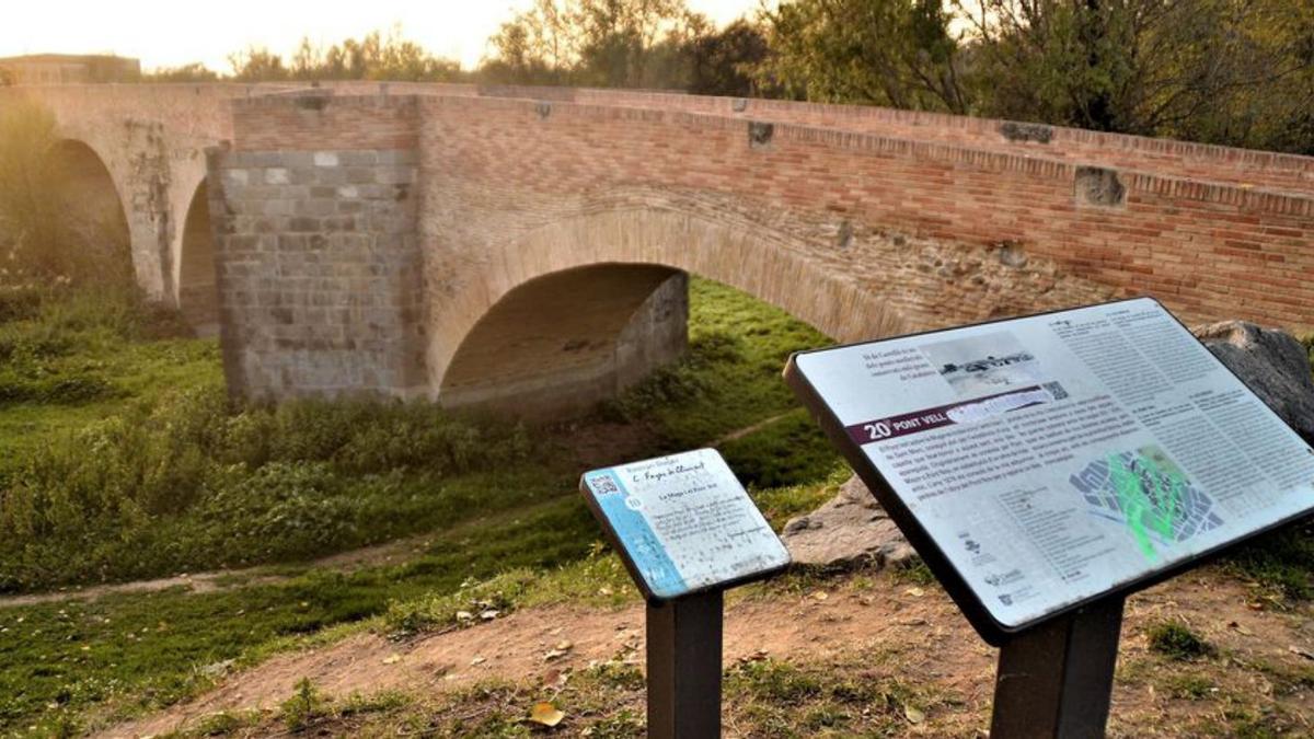 El pont medieval vist des de la riba de la vila.