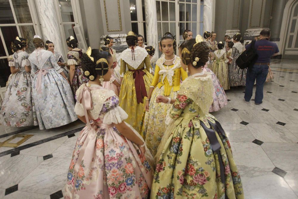 Las cortes de honor ensayan la proclamación de las falleras mayores