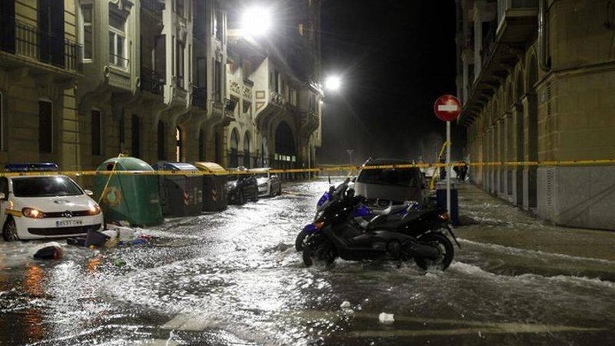 Las olas de hasta 5 metros inundan varias calles de San Sebastián