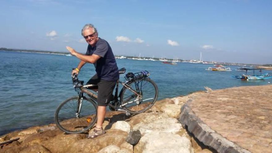 Xavier Corominas, a la platja de Sanur, a Bali, celebrat destí turístic d&#039;Indonèsia.