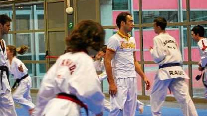 Javi Marrón en un clínic de taekwondo amb joves esportistes a la localitat tarragonina de Cunit.