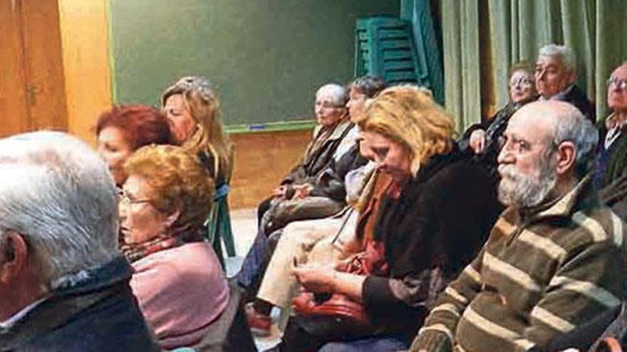 Algunos de los asistentes a la conferencia de Llubí.