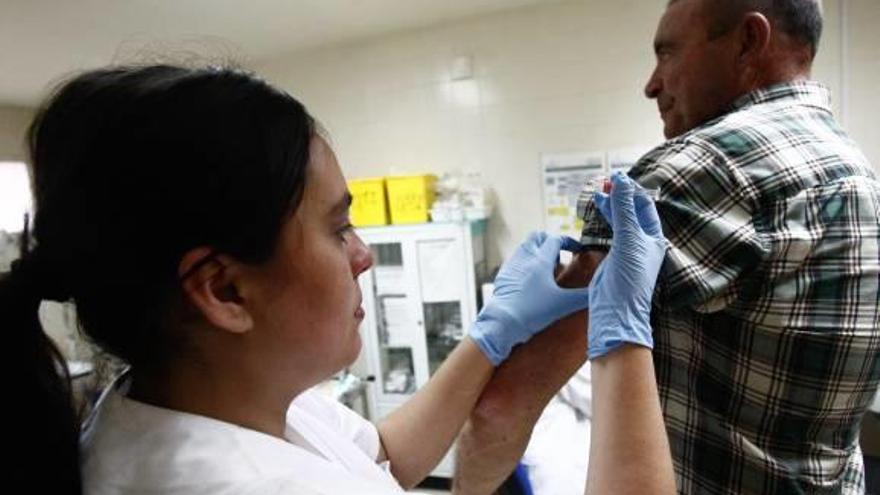 Los enfermeros acatan la orden de Sanidad en el inicio de la campaña de la gripe