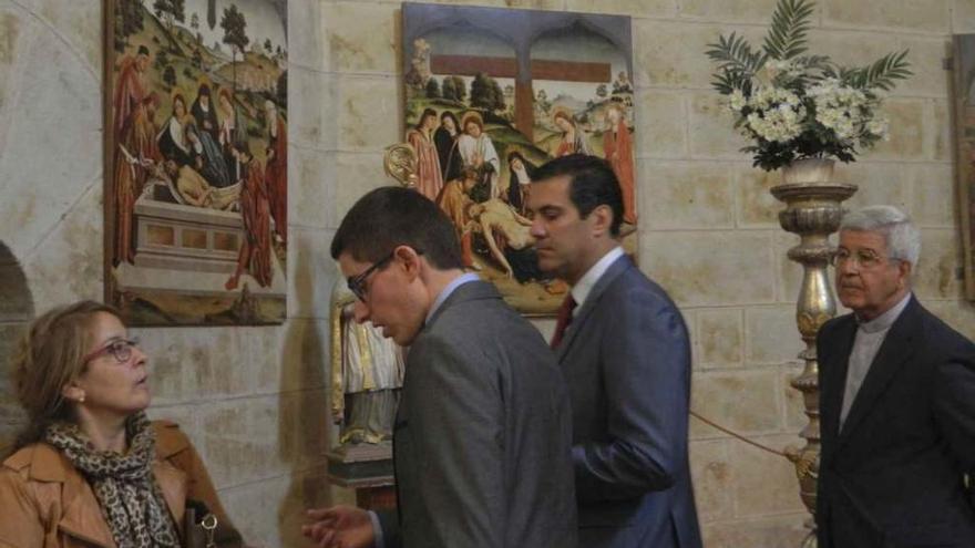 El delegado de la Junta, en el centro, junto al alcalde y el párroco de Arcenillas durante la visita a la exposición.