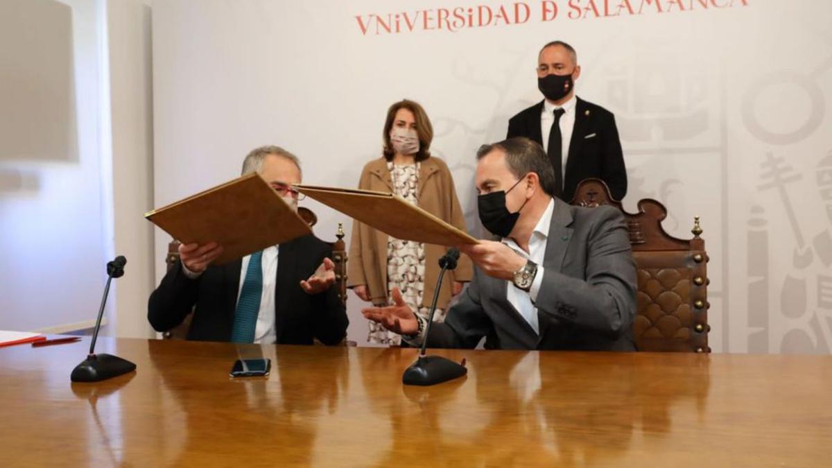 El rector de la USAL y el presidente provincial, durante el acto. | Cedida