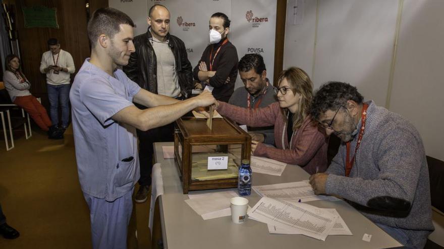 Los trabajadores de Povisa votan en el referéndum sobre el convenio colectivo