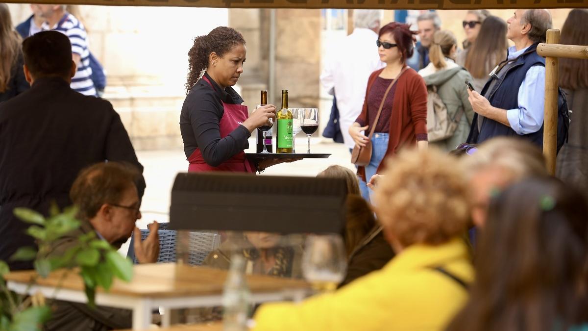 Una trabajadora de hostelería en el Centro de Málaga.
