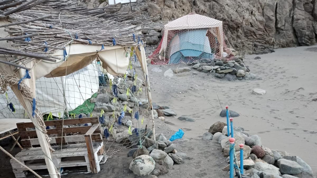 Desalojan varias casetas en la playa de Montaña de La Arena