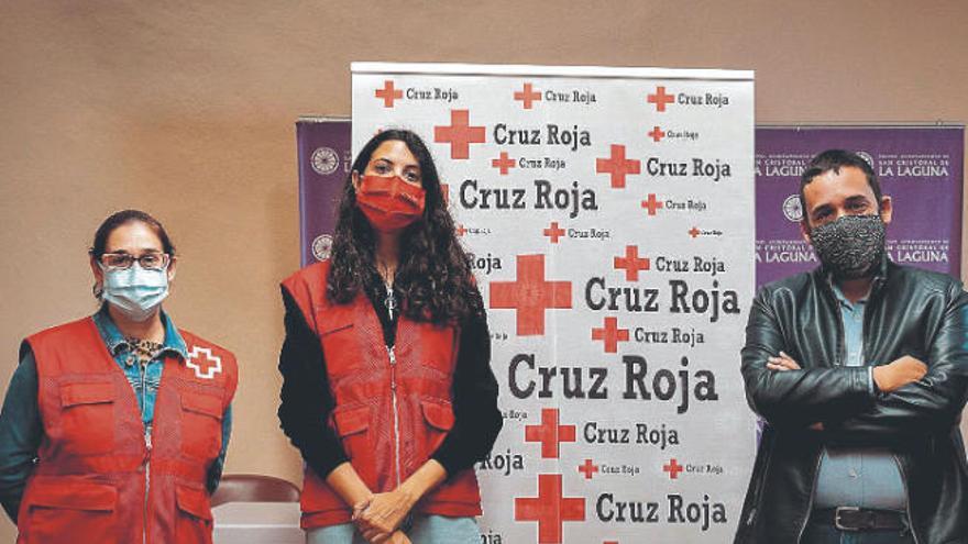 Miembros de Cruz Roja y Rubens Ascanio, tras la rueda de prensa.