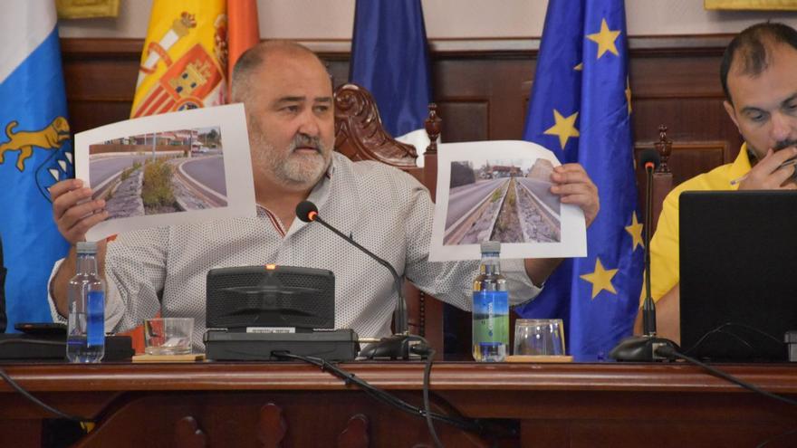 Escolástico Gil muestra durante el pleno imágenes sobre las zonas verdes de la carretera TF-24. | | E.D.