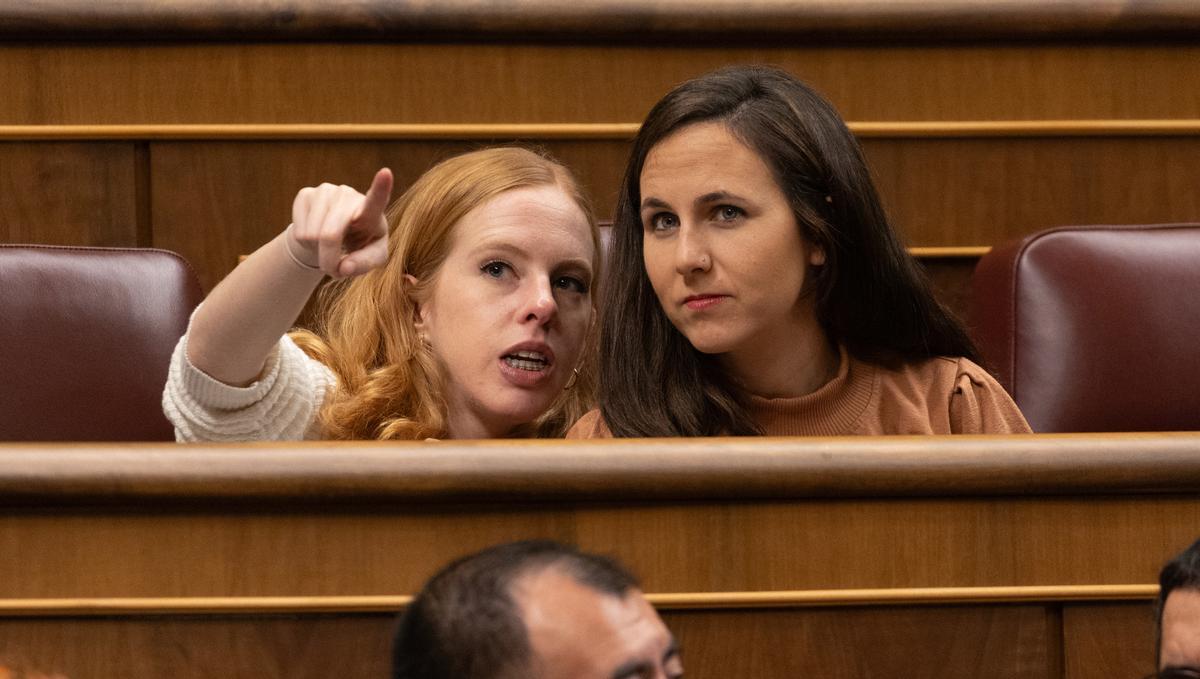 La ex secretaria de Organización de Podemos, Lilith Verstrynge (i) y la secretaria general de Podemos, Ione Belarra (d), durante una sesión plenaria, en el Congreso de los Diputados, a 12 de diciembre de 2023, en Madrid (España).