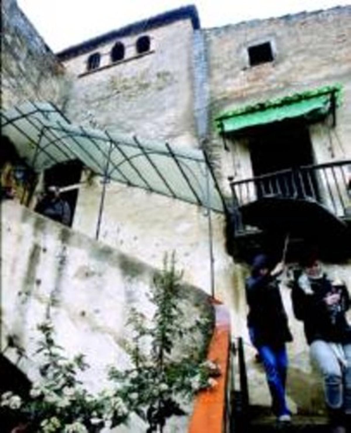 Dues veïnes baixen unes escales de la masia en la visita d’ahir. Dues veïnes baixen unes escales de la masia en la visita d’ahir.