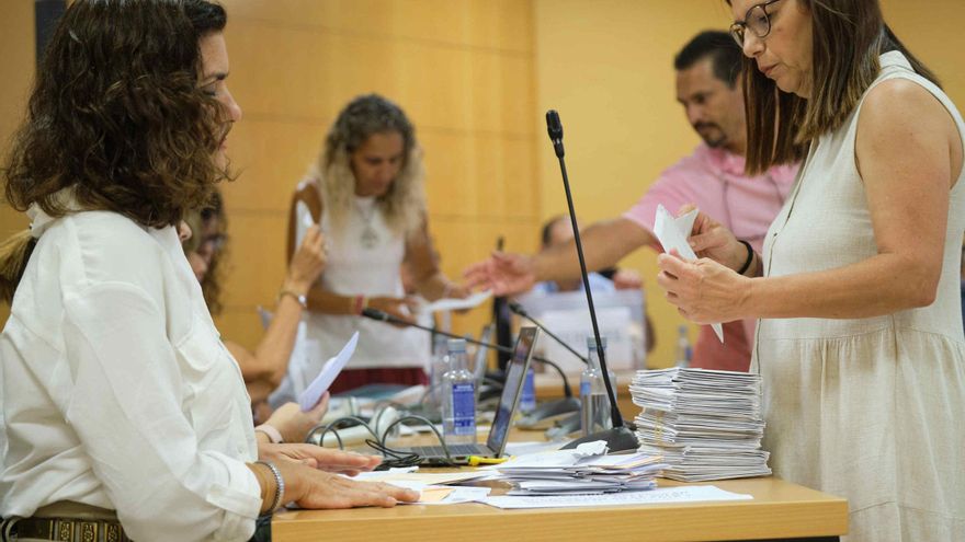 Recuento del voto emigrante de las elecciones generales del 23J en el Palacio de Justicia de Santa Cruz de Tenerife