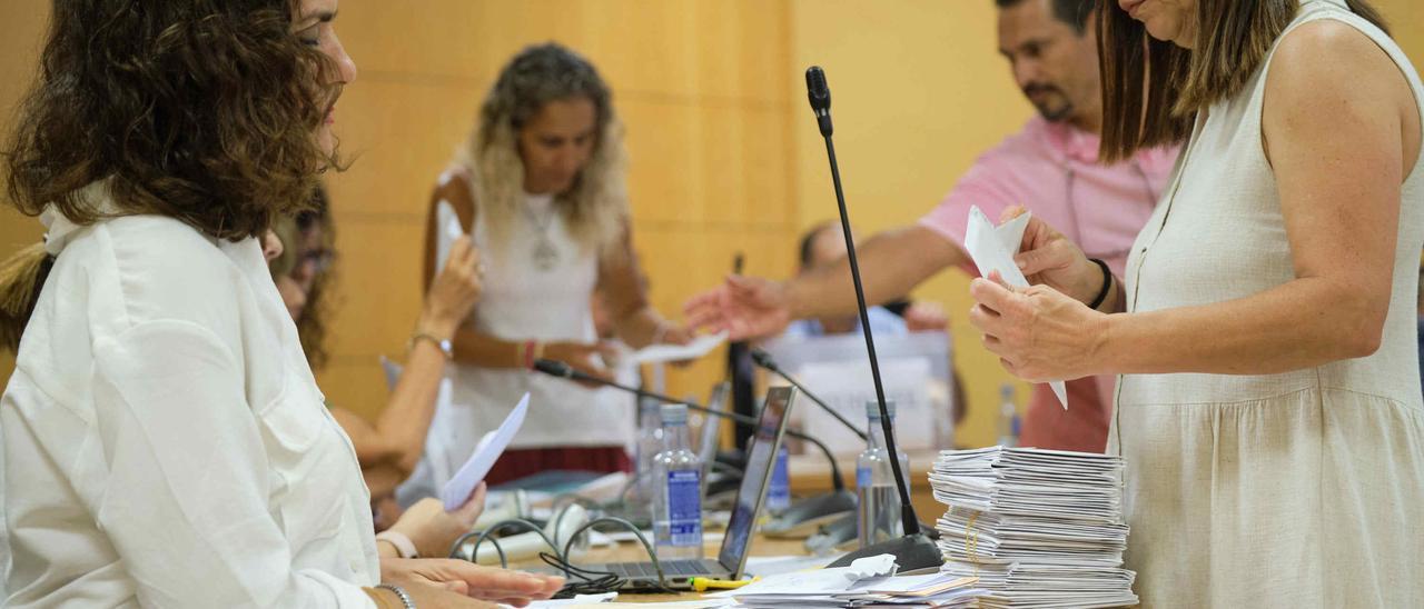 Recuento del voto emigrante de las elecciones generales del 23J en el Palacio de Justicia de Santa Cruz de Tenerife