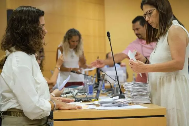 Recuento del voto emigrante de las elecciones generales del 23J en el Palacio de Justicia de Santa Cruz de Tenerife