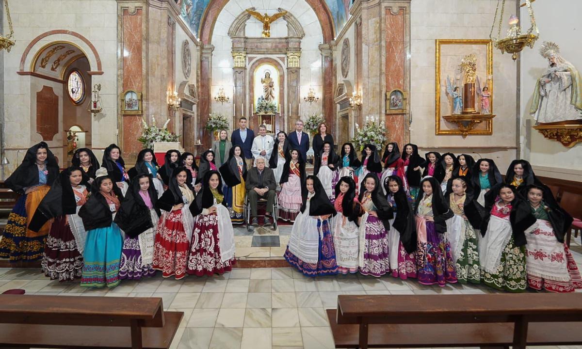 Las candidatas a reina infantil del Bando de la Huerta en su ofrenda en Blanca.