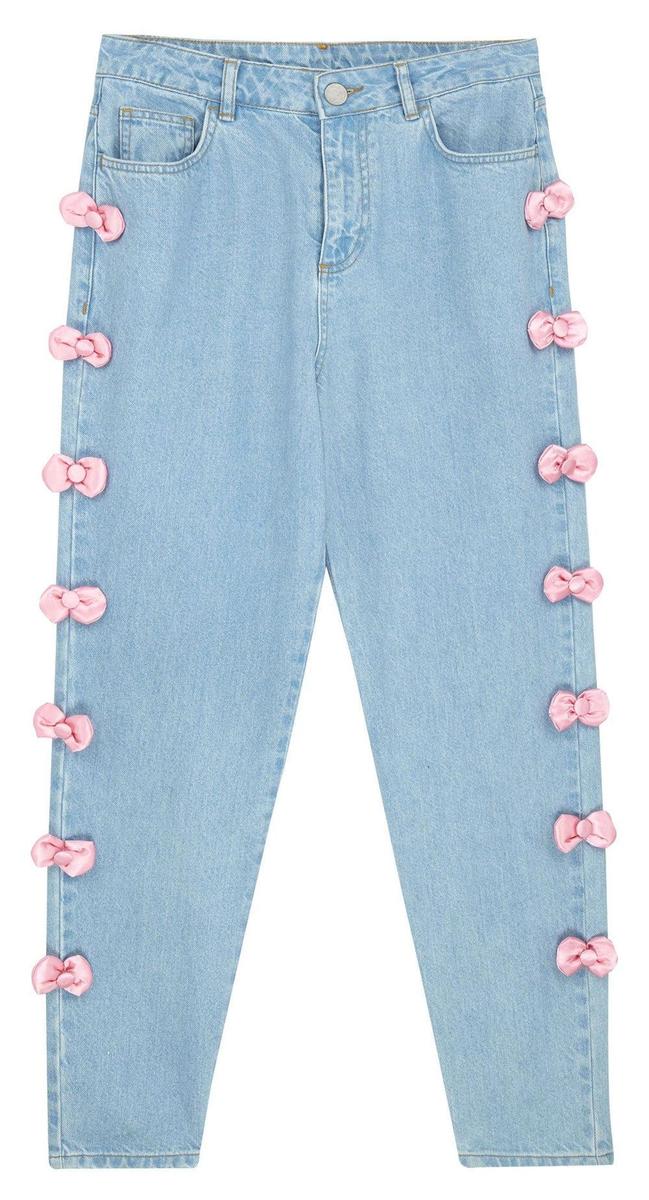 Pantalón denim con detalle de lazos rosas de ASOS x Hello Kitty. (Precio: 61,99 euros)