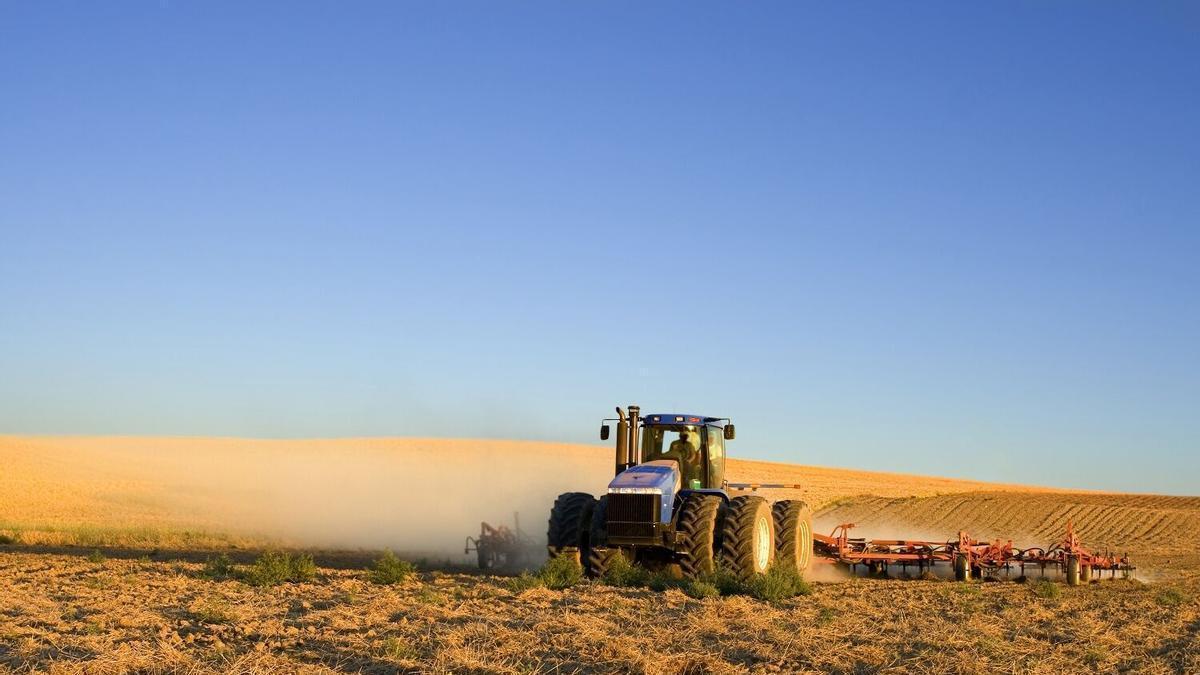 Un tractor en un campo de cultivo.