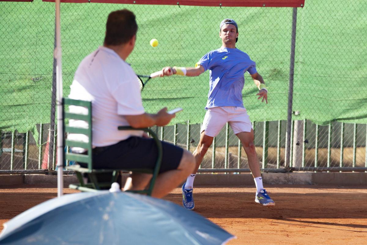 Imagen de un trofeo Orysol en las instalaciones del Club Camp Bixquert.