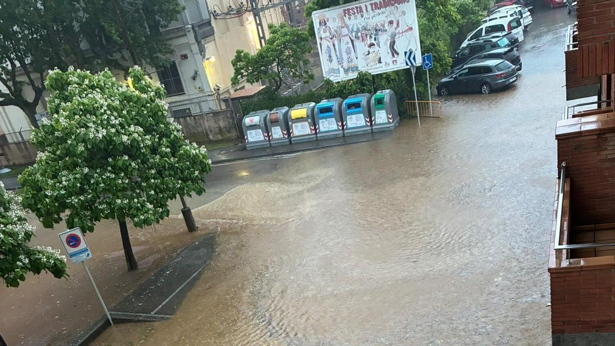 Un carrer de Ripoll inundat d'aigua aquest dijous.